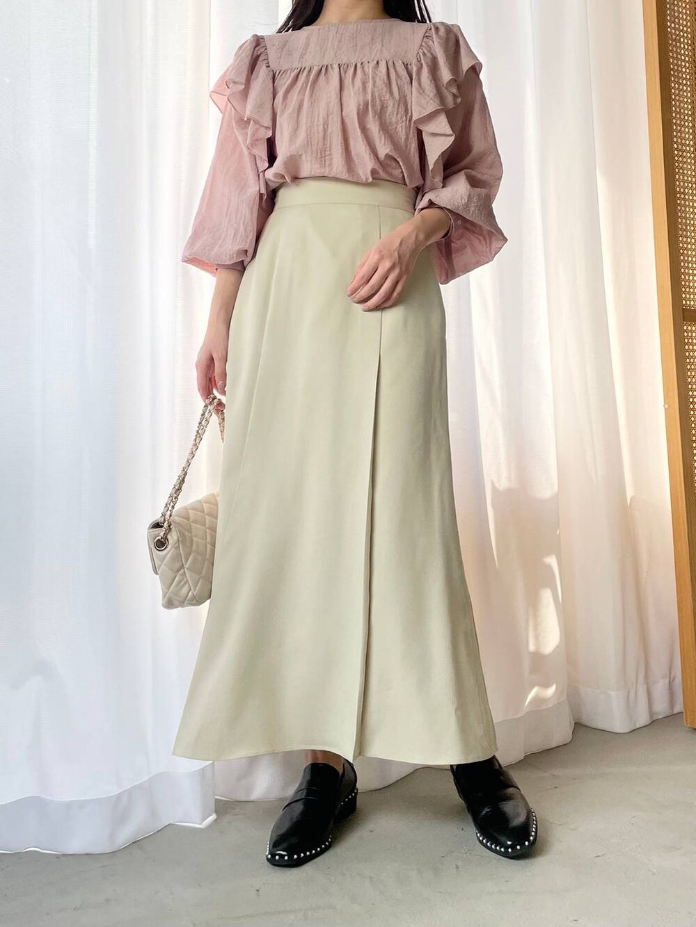 ブラック系のローファー、ホワイト系のショルダーバッグ、ホワイト系のスカートを着用したレディースの春コーディネートの4枚目の写真