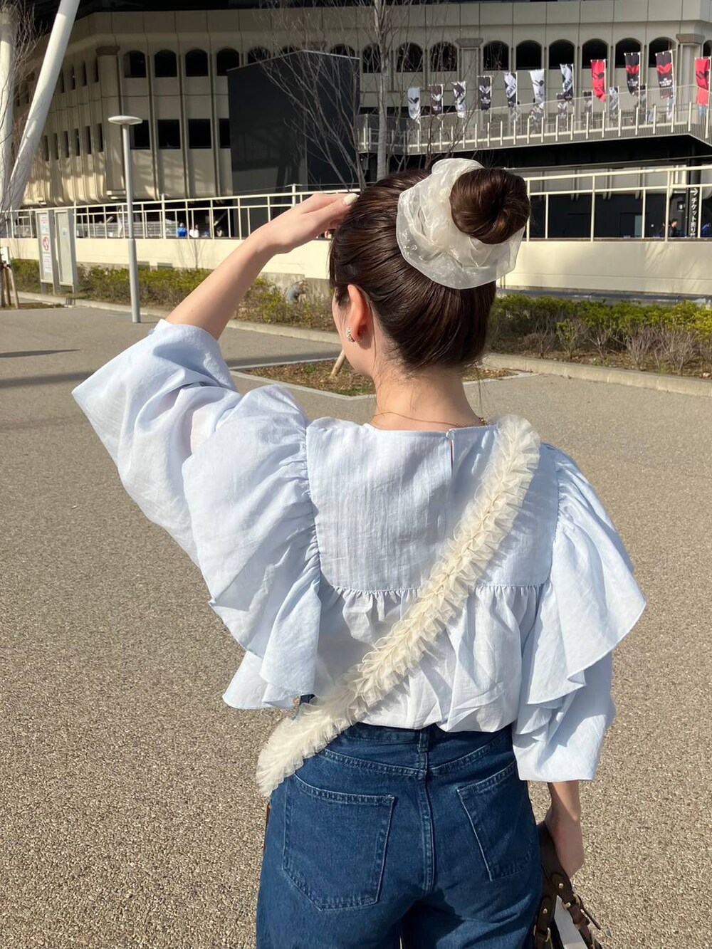 ブルー系のシャツ/ブラウス、ホワイト系のトートバッグ、その他のスマホケース/カバーを着用したレディースの春コーディネートの5枚目の写真