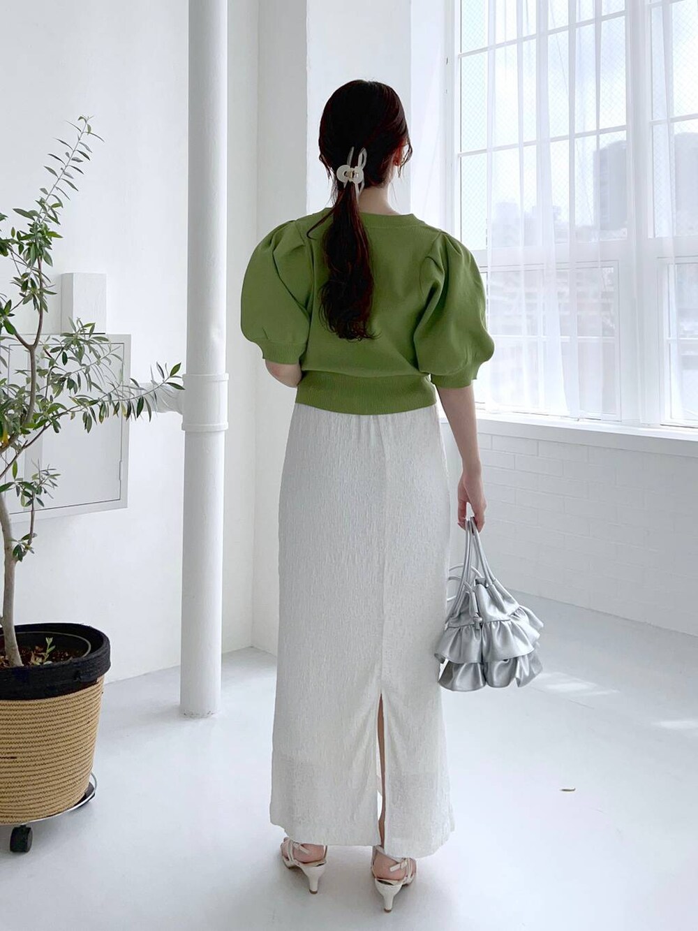 ホワイト系のスカート、ホワイト系のサンダル、グリーン系のカーディガン/ボレロを着用したレディースの夏コーディネートの2枚目の写真