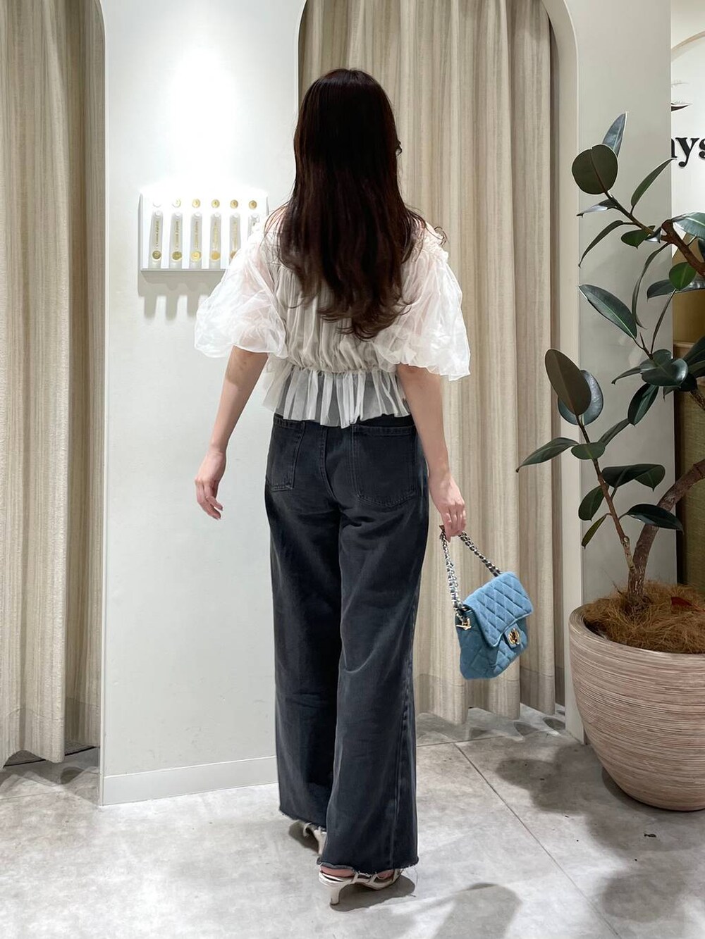 ホワイト系のシャツ/ブラウス、ブルー系のショルダーバッグ、ホワイト系のサンダルを着用したレディースの夏コーディネートの2枚目の写真