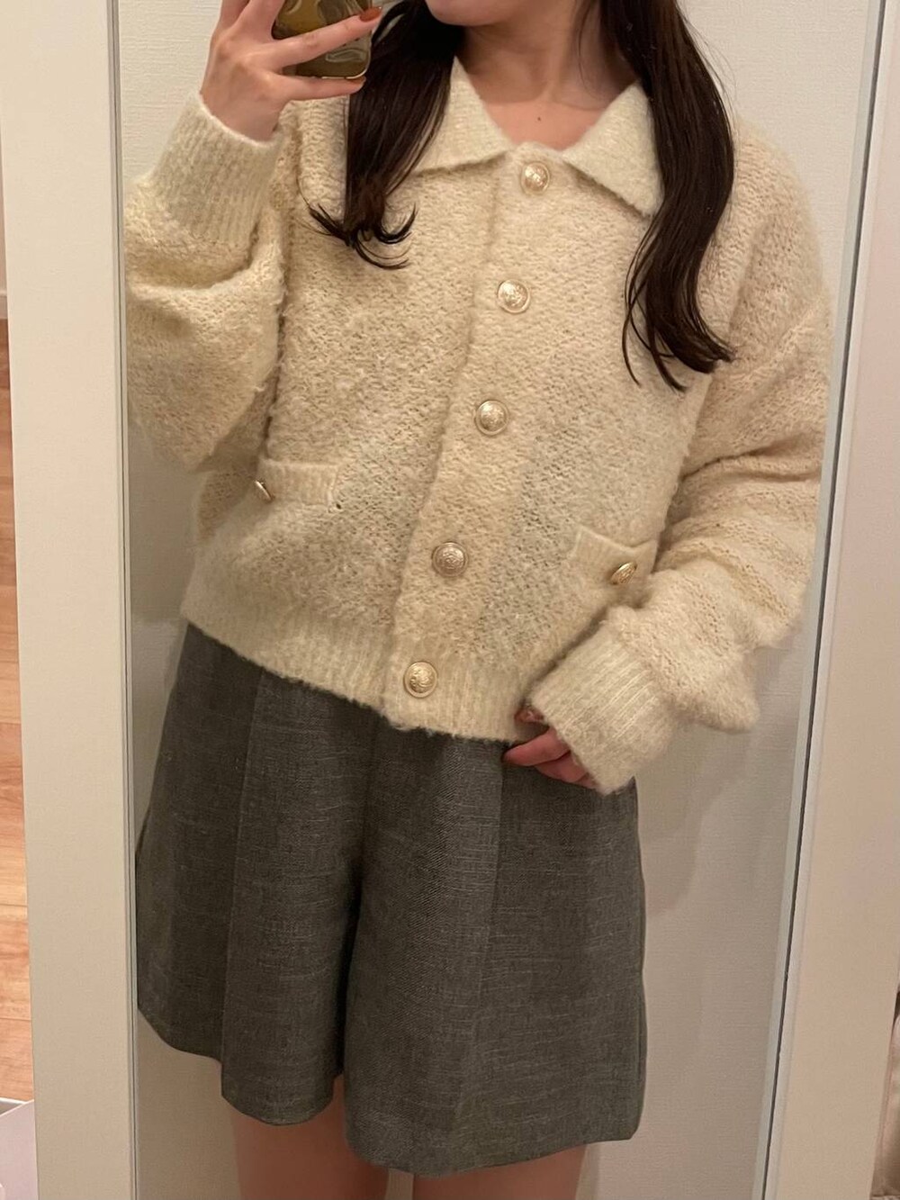 グレー系のその他パンツ、ホワイト系のカーディガン/ボレロを着用したレディースの秋コーディネートの3枚目の写真