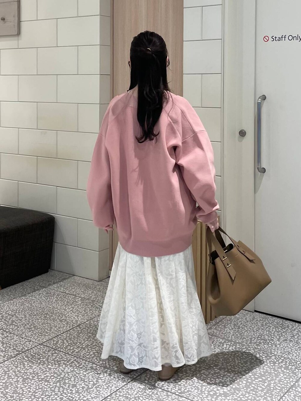 ホワイト系のタンクトップ、ベージュ系のパンプス、ホワイト系のワンピースを着用したレディースの春コーディネートの2枚目の写真