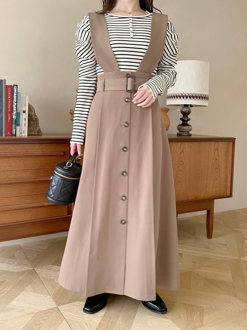 ブラック系のローファー、ブラック系のショルダーバッグ、ホワイト系のTシャツ/カットソーを着用したレディースの冬コーディネートの4枚目の写真