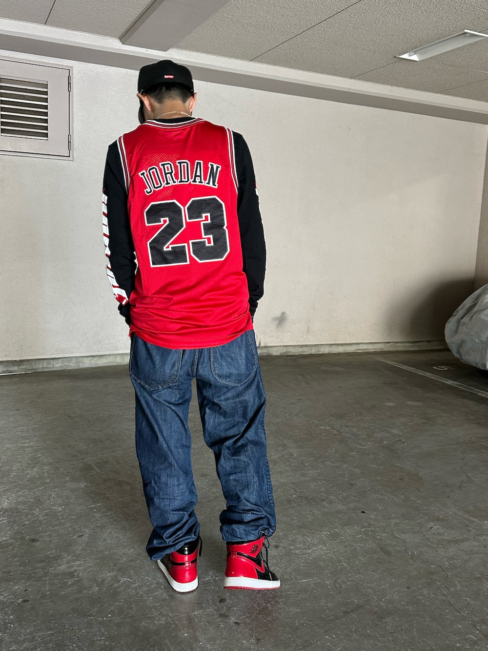 「スニーカー、airjordan1、airjordan、スポーツミックス、サングラス、Tシャツ、デニム、キャップ、バスケタンク、雨の日コーデ、バギーデニム、ストリート、休日スタイル」｜「NIKEのアイテム（スニーカー、レッド系）」を使った、s0325noguchiさん（メンズ・170cm）の春コーディネートの3枚目の写真