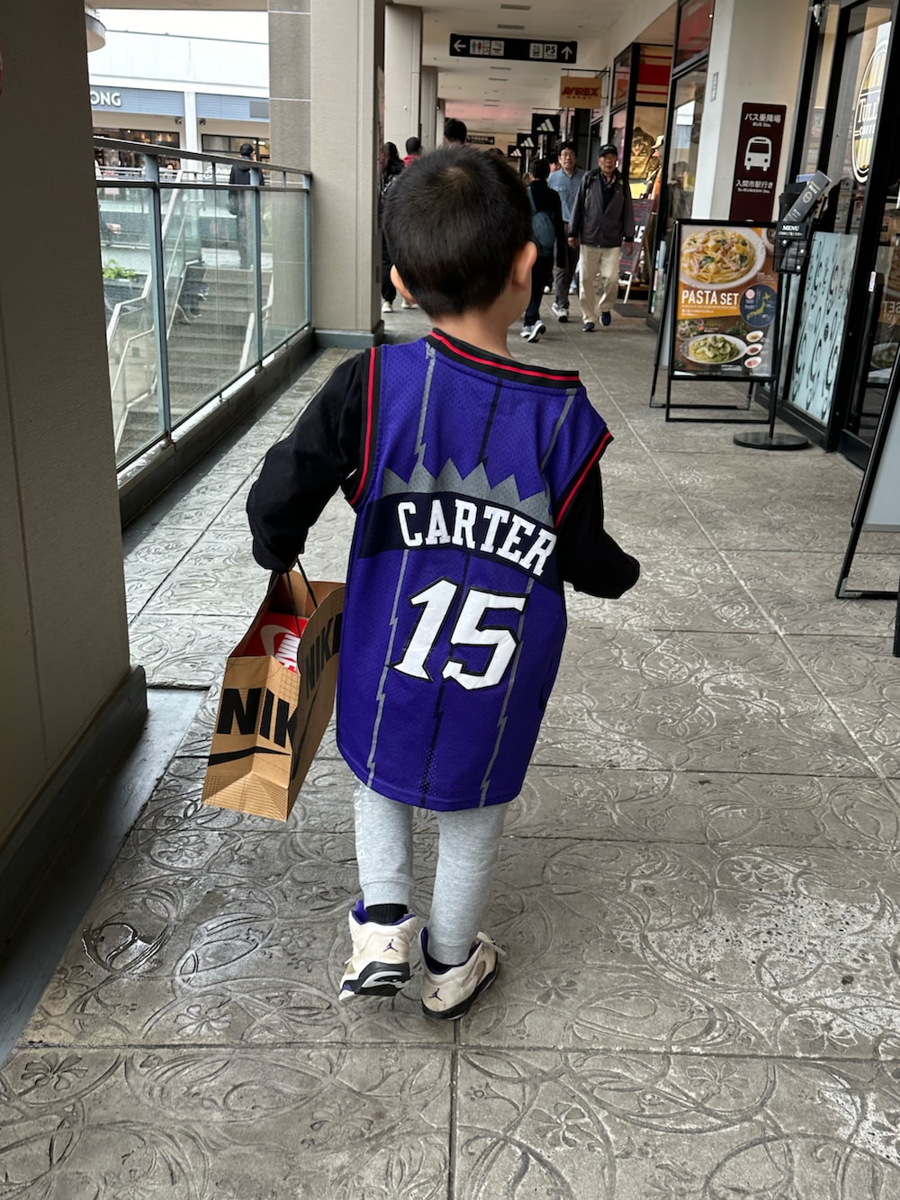 「スニーカー、airjordan1、airjordan、スポーツミックス、サングラス、Tシャツ、デニム、キャップ、バスケタンク、雨の日コーデ、バギーデニム、ストリート、休日スタイル」｜「NIKEのアイテム（スニーカー、レッド系）」を使った、s0325noguchiさん（メンズ・170cm）の春コーディネートの5枚目の写真