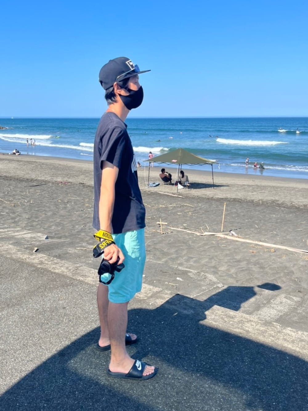 「シンプルコーデ、Tシャツ、海、丘サーファー、ベナッシ、ハーフパンツ、ティファニーブルー、撮影、千葉」｜「NIKEのアイテム（サンダル、ブラック系）」を使った、s0325noguchiさん（メンズ・170cm）の夏コーディネートの4枚目の写真