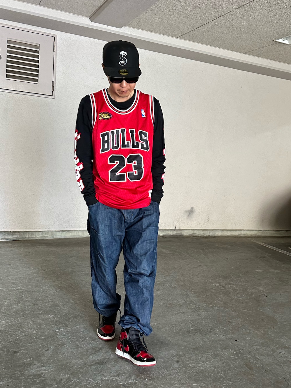 「スニーカー、airjordan1、airjordan、スポーツミックス、サングラス、Tシャツ、デニム、キャップ、バスケタンク、雨の日コーデ、バギーデニム、ストリート、休日スタイル」｜「NIKEのアイテム（スニーカー、レッド系）」を使った、s0325noguchiさん（メンズ・170cm）の春コーディネートの2枚目の写真