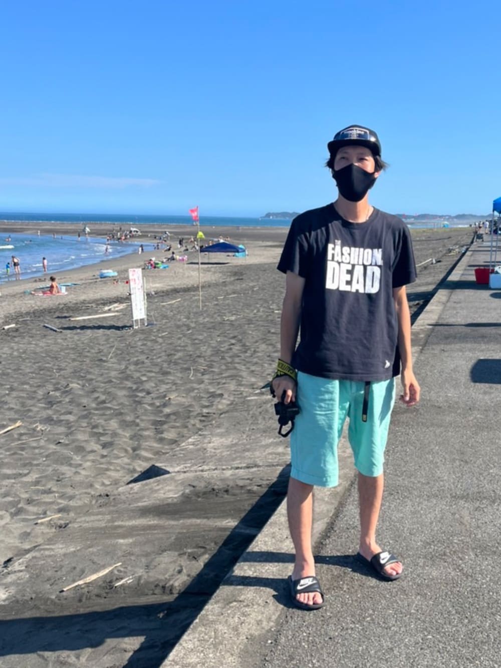 「シンプルコーデ、Tシャツ、海、丘サーファー、ベナッシ、ハーフパンツ、ティファニーブルー、撮影、千葉」｜「NIKEのアイテム（サンダル、ブラック系）」を使った、s0325noguchiさん（メンズ・170cm）の夏コーディネートの2枚目の写真