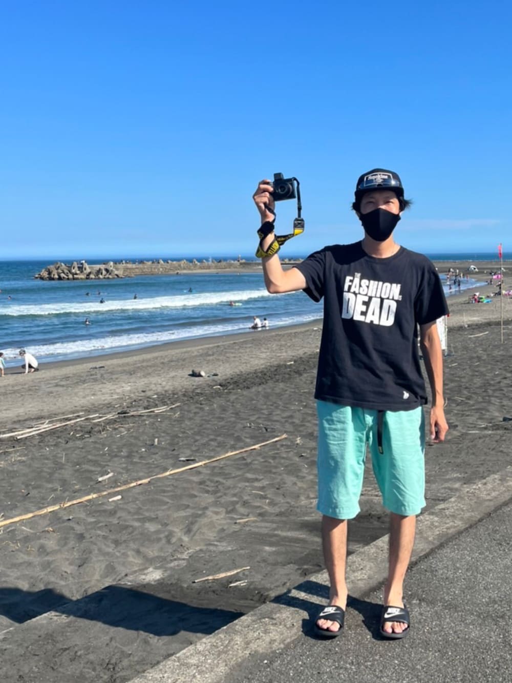 「シンプルコーデ、Tシャツ、海、丘サーファー、ベナッシ、ハーフパンツ、ティファニーブルー、撮影、千葉」｜「NIKEのアイテム（サンダル、ブラック系）」を使った、s0325noguchiさん（メンズ・170cm）の夏コーディネートの3枚目の写真