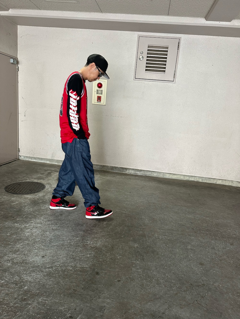 「スニーカー、airjordan1、airjordan、スポーツミックス、サングラス、Tシャツ、デニム、キャップ、バスケタンク、雨の日コーデ、バギーデニム、ストリート、休日スタイル」｜「NIKEのアイテム（スニーカー、レッド系）」を使った、s0325noguchiさん（メンズ・170cm）の春コーディネートの4枚目の写真