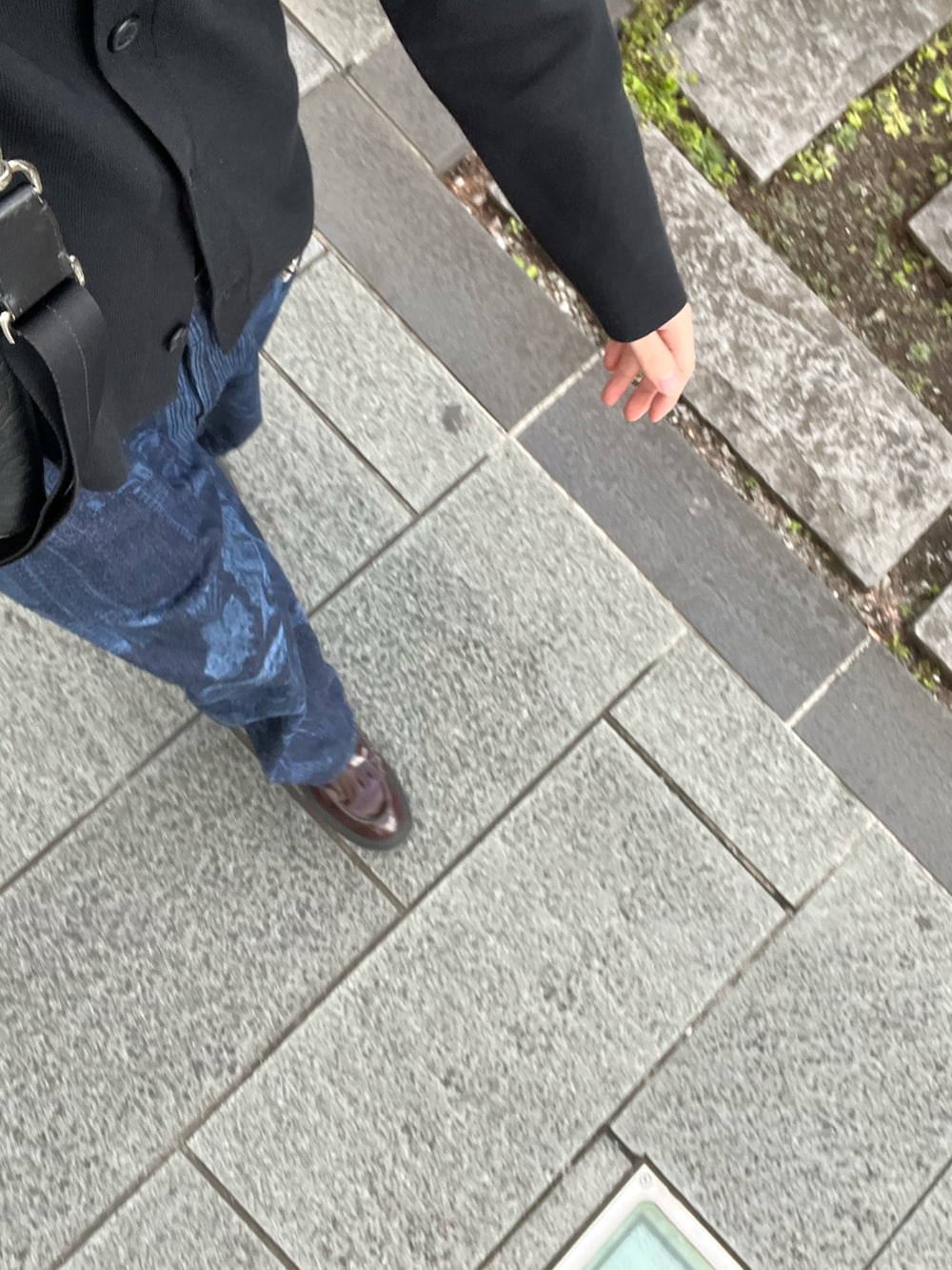 ブラック系のバッグを着用したメンズの春コーディネートの2枚目の写真