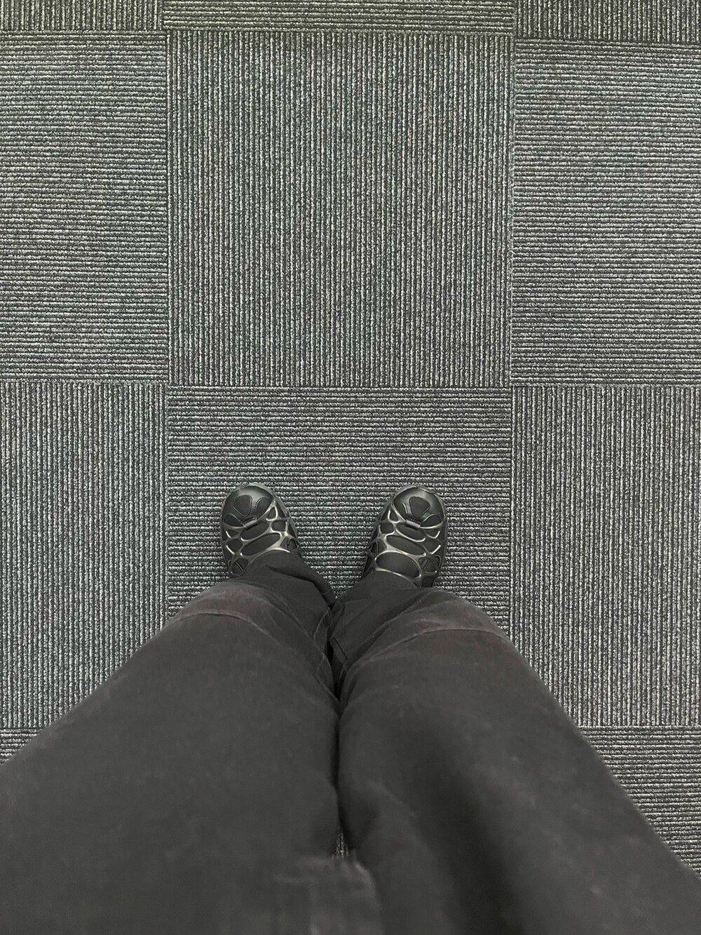 ブラック系のチノパンツ、ブラック系のスニーカー、ブラック系のTシャツ/カットソーを着用したメンズの春コーディネートの2枚目の写真