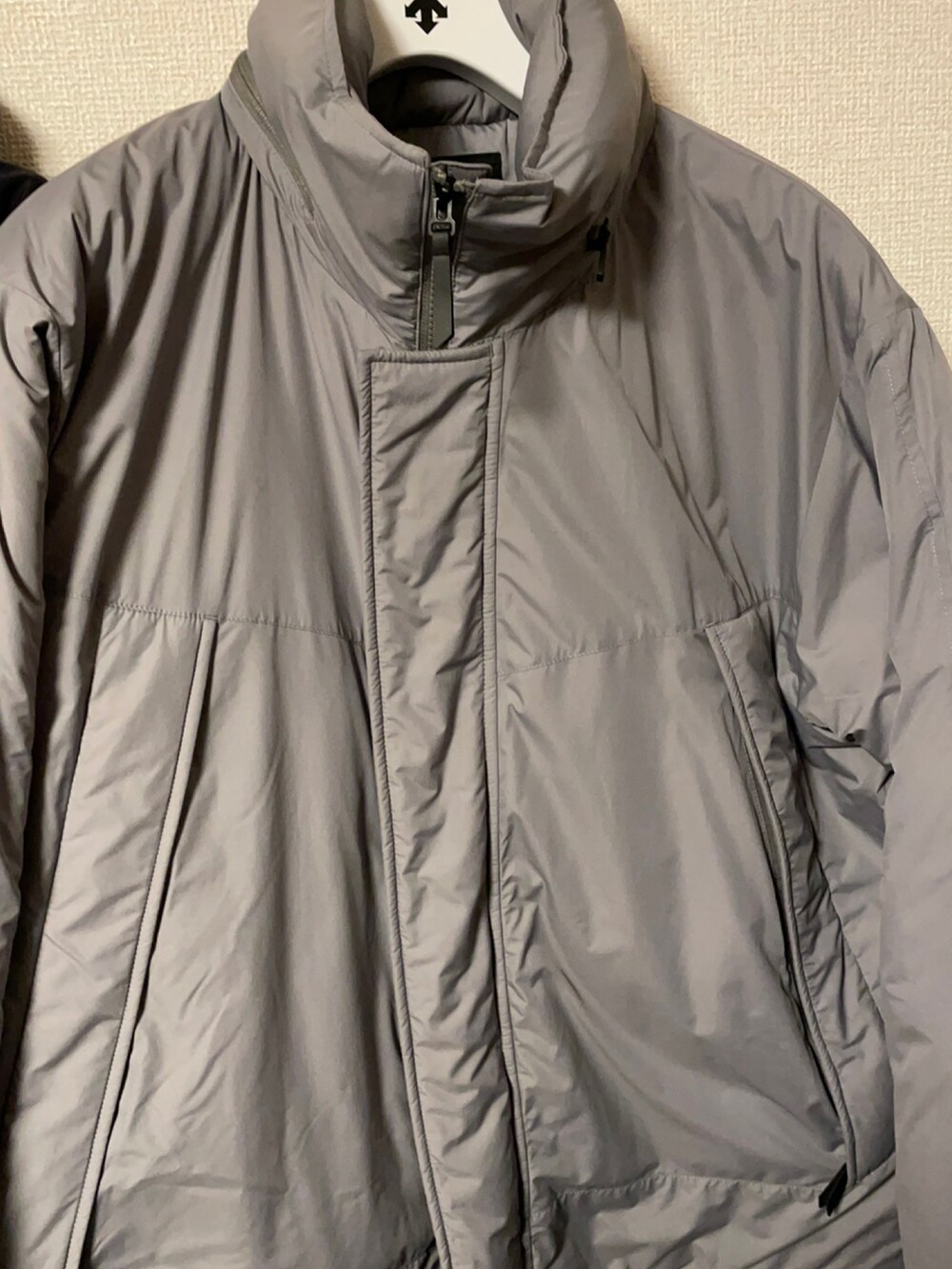 「古着MIX、デニムパンツ、韓国ファッション、ストリート、古着、フリースパンツ」｜「FTCのPOLARTEC WIND PRO FLEECE PANT（その他パンツ、ブラック系）」を使った、dcciさん（メンズ・181cm）の冬コーディネートの3枚目の写真