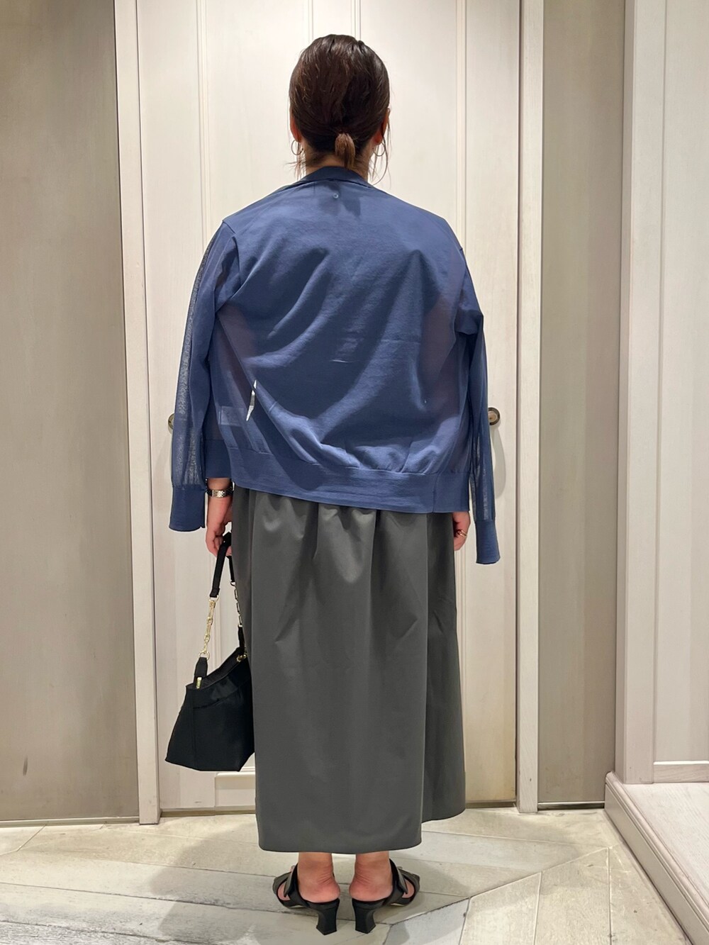 グレー系のワンピース、ブルー系のシャツ/ブラウス、ブラック系のサンダルを着用したレディースの夏コーディネートの3枚目の写真