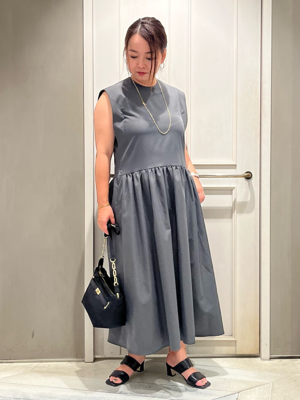 グレー系のワンピース、ブルー系のシャツ/ブラウス、ブラック系のサンダルを着用したレディースの夏コーディネートの5枚目の写真