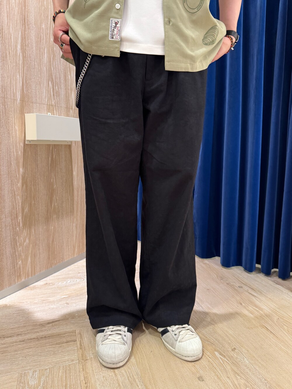 グリーン系のシャツ/ブラウス、ホワイト系のTシャツ/カットソー、ブラック系のその他パンツを着用したメンズの夏コーディネートの3枚目の写真