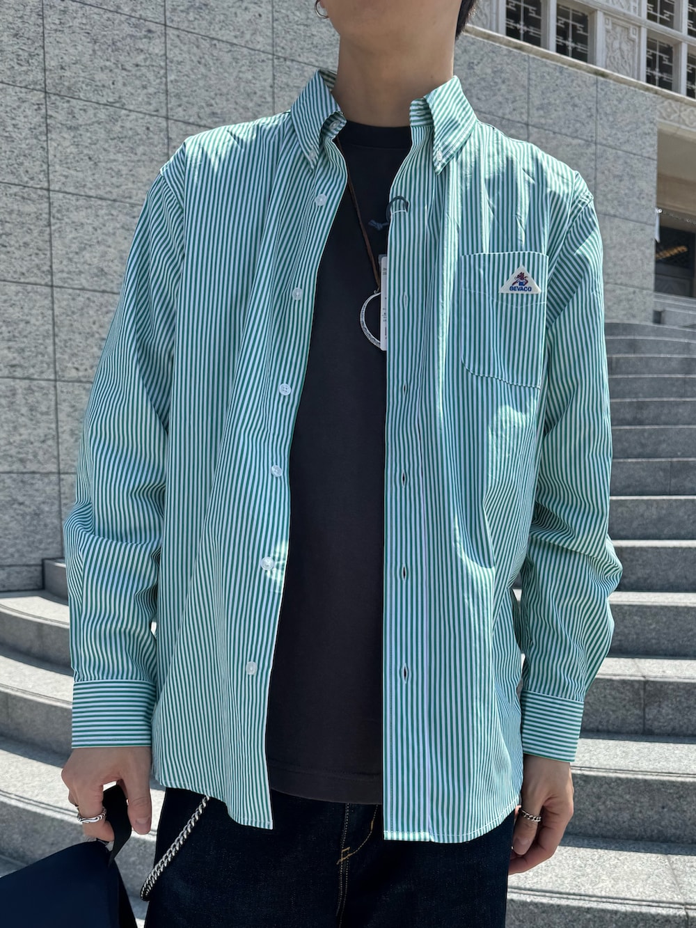 「FREDY&GLOSTER、GEVACO、eddiebauer、KELTY、New Balance、春色、休日スタイル、デートコーデ、スニーカー、お出かけコーデ、ストライプシャツ、春夏コーデ、春ファッション、大人カジュアル、お洒落さんとつながりたい」｜「GEVACOの【EXCLUSIVE】【GEVACO/ゲバコ】ベーシックボタンダウンシャツ（無地/ストライプ）（シャツ/ブラウス、グリーン系）」を使った、ふなさん（メンズ・178cm）の春コーディネートの2枚目の写真