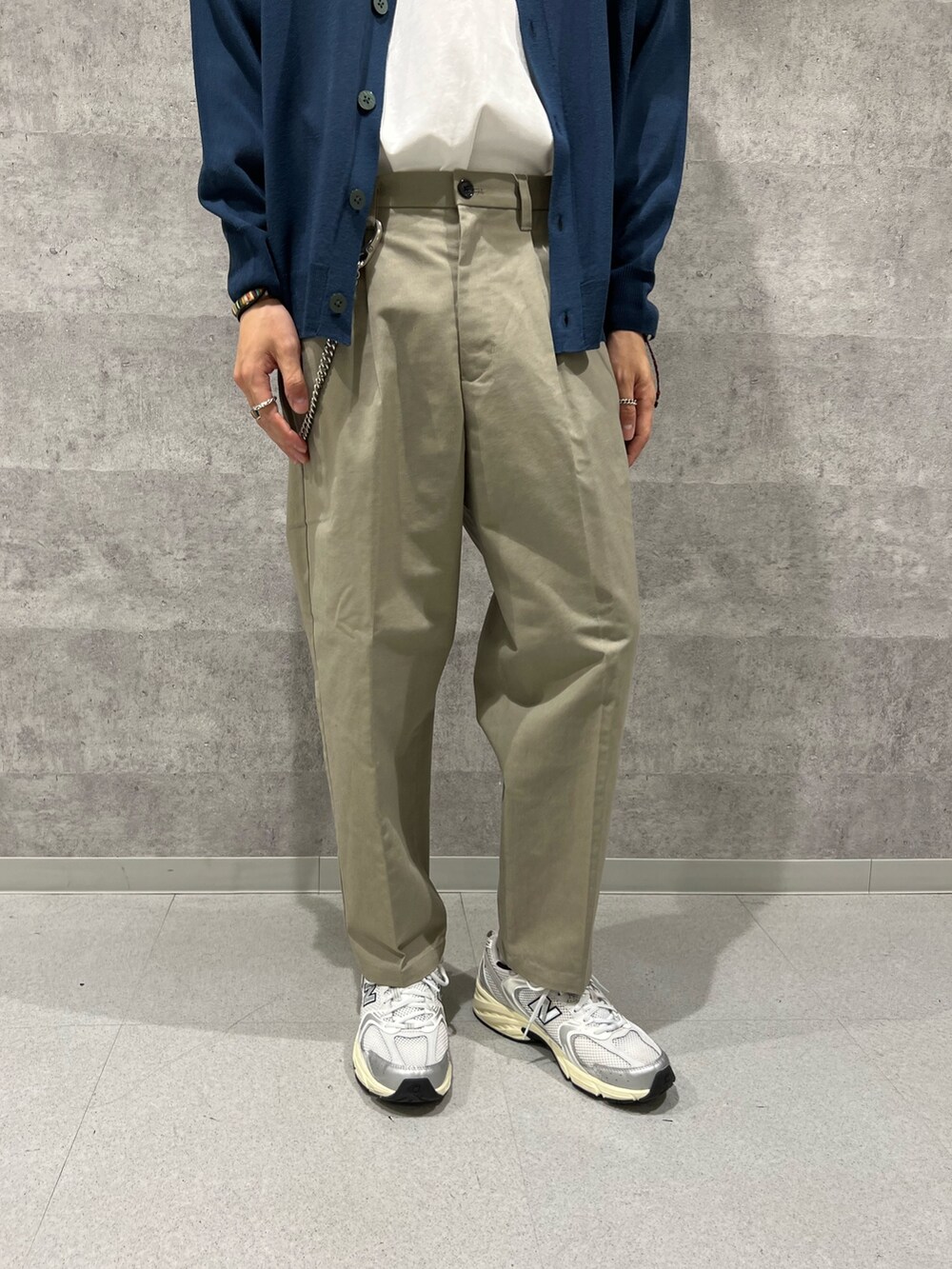 「FREDY&GLOSTER、GEVACO、New Balance、NICK GEAR、カーディガン、カーディガンコーデ、初夏コーデ、スラックス、スラックスコーデ、タックイン、サングラス、天王寺」｜「GLOSTERの【GLOSTER/グロスター】リネンライクカーディガン（カーディガン/ボレロ、ブルー系）」を使った、ふなさん（メンズ・178cm）の夏コーディネートの4枚目の写真