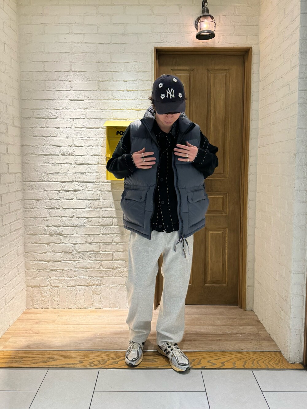 「FREDY&GLOSTER、TAION、GEVACO、NICK GEAR、New Balance、ダウンベスト、ダウン、カーディガンコーデ、冬コーデ、ダウンジャケット、ニット、キャップ、休日スタイル、メンズファッション」｜「GLOSTERの【GLOSTER/グロスター】配色ハンドステッチ ニット ダブルポケットカーディガン（カーディガン/ボレロ、ブラック系）」を使った、ふなさん（メンズ・178cm）の冬コーディネートの2枚目の写真