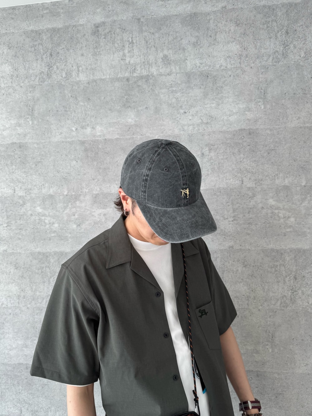「FREDY&GLOSTER、universaloverall、converse、オープンカラーシャツ、ショルダーバッグ、COOLMAX、接触冷感、シンプルコーデ、夏コーデ、白Tシャツ、スニーカー、お出かけコーデ、シンプルスタイル、メンズコーデ、キャップ」｜「GLOSTERの【GLOSTER/グロスター】TROPICAL BEACH PANTS イージーパンツ（その他パンツ、ホワイト系）」を使った、ふなさん（メンズ・178cm）の夏コーディネートの4枚目の写真