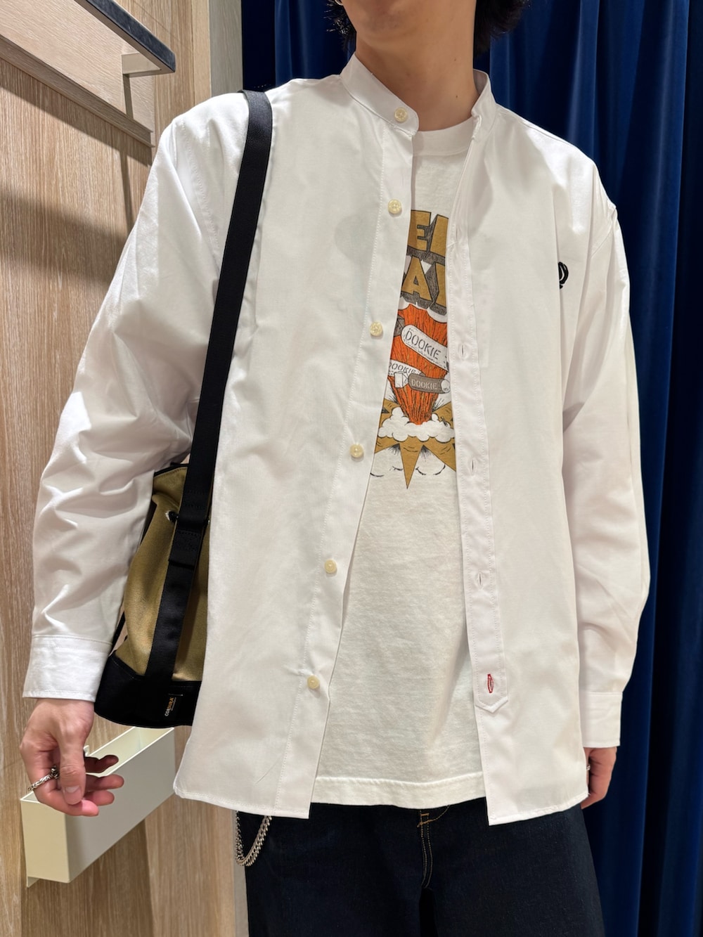 ホワイト系のシャツ/ブラウス、ホワイト系のTシャツ/カットソーを着用したメンズの春コーディネートの2枚目の写真