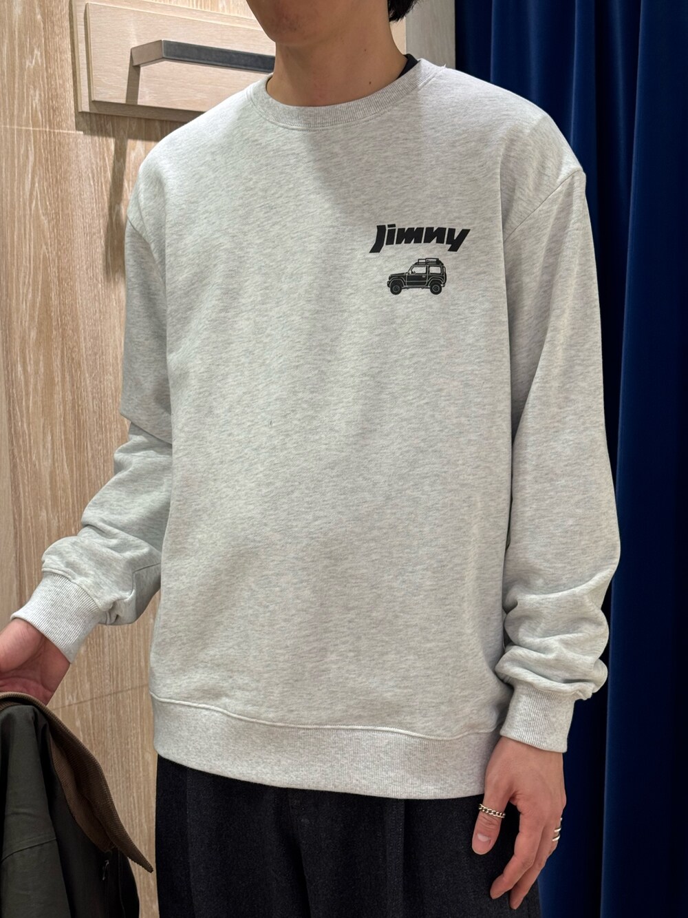 グレー系のスウェット、グリーン系のブルゾンを着用したメンズの冬コーディネートの3枚目の写真