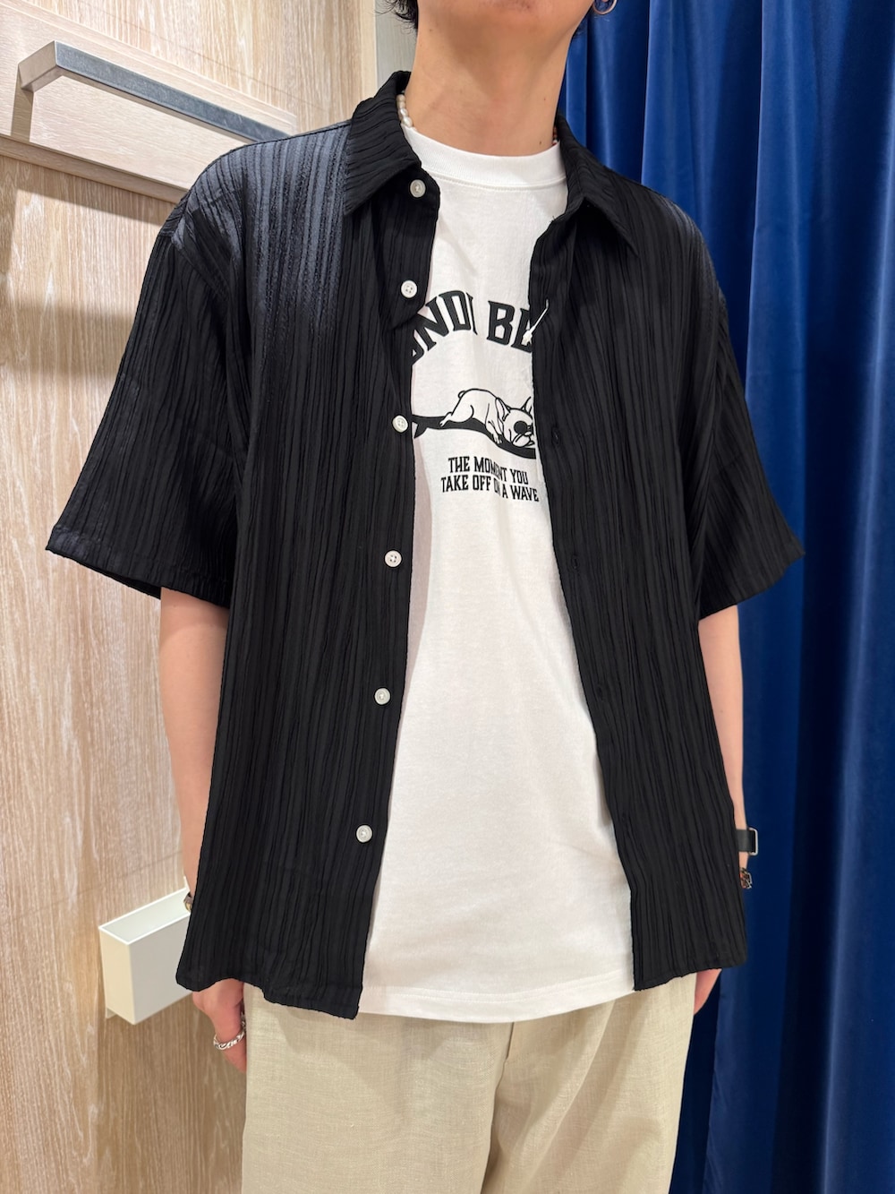 ブラック系のシャツ/ブラウス、ホワイト系のTシャツ/カットソー、ホワイト系のその他パンツを着用したメンズの夏コーディネートの2枚目の写真
