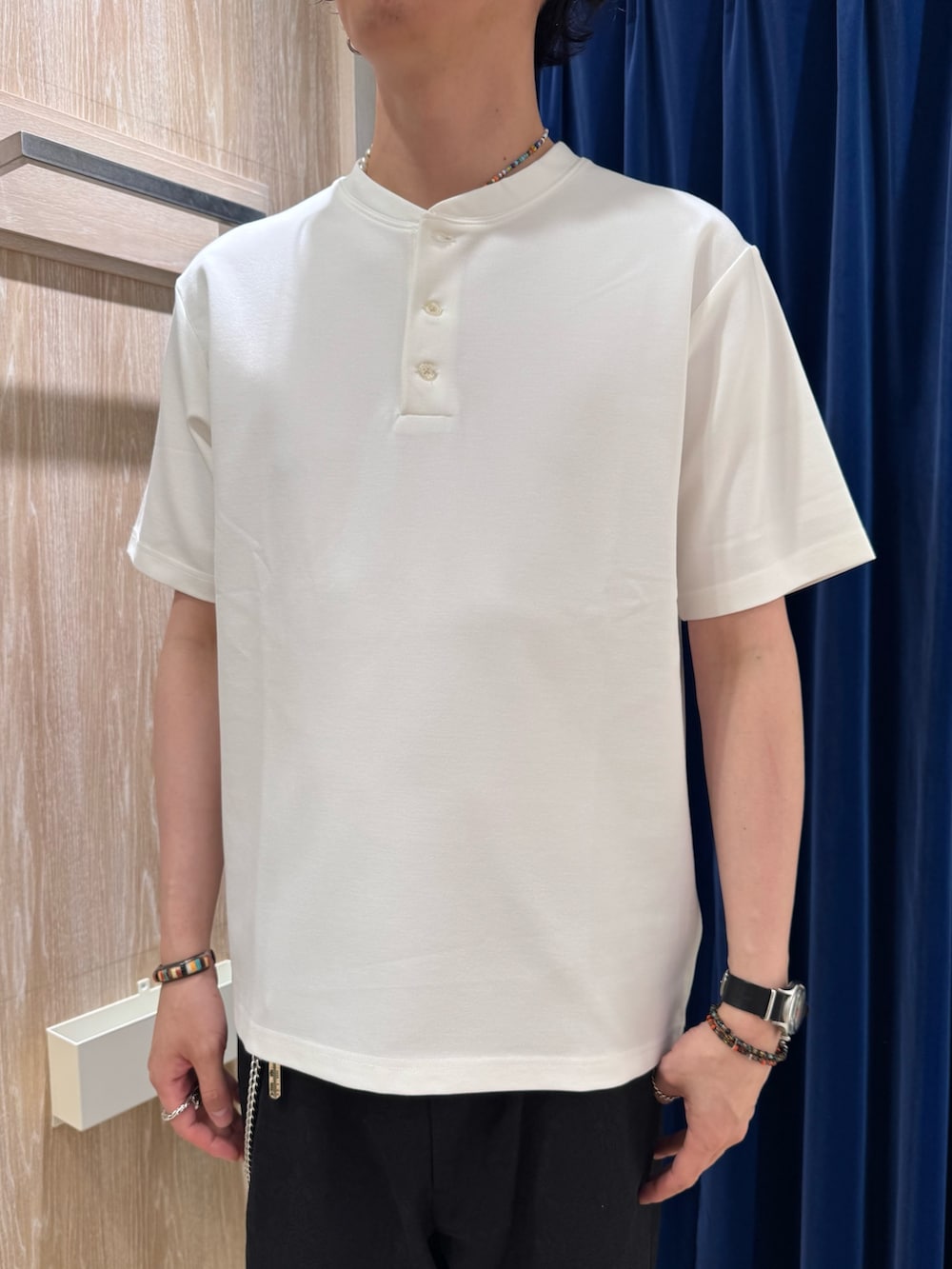 グリーン系のシャツ/ブラウス、ホワイト系のTシャツ/カットソー、ブラック系のその他パンツを着用したメンズの夏コーディネートの5枚目の写真