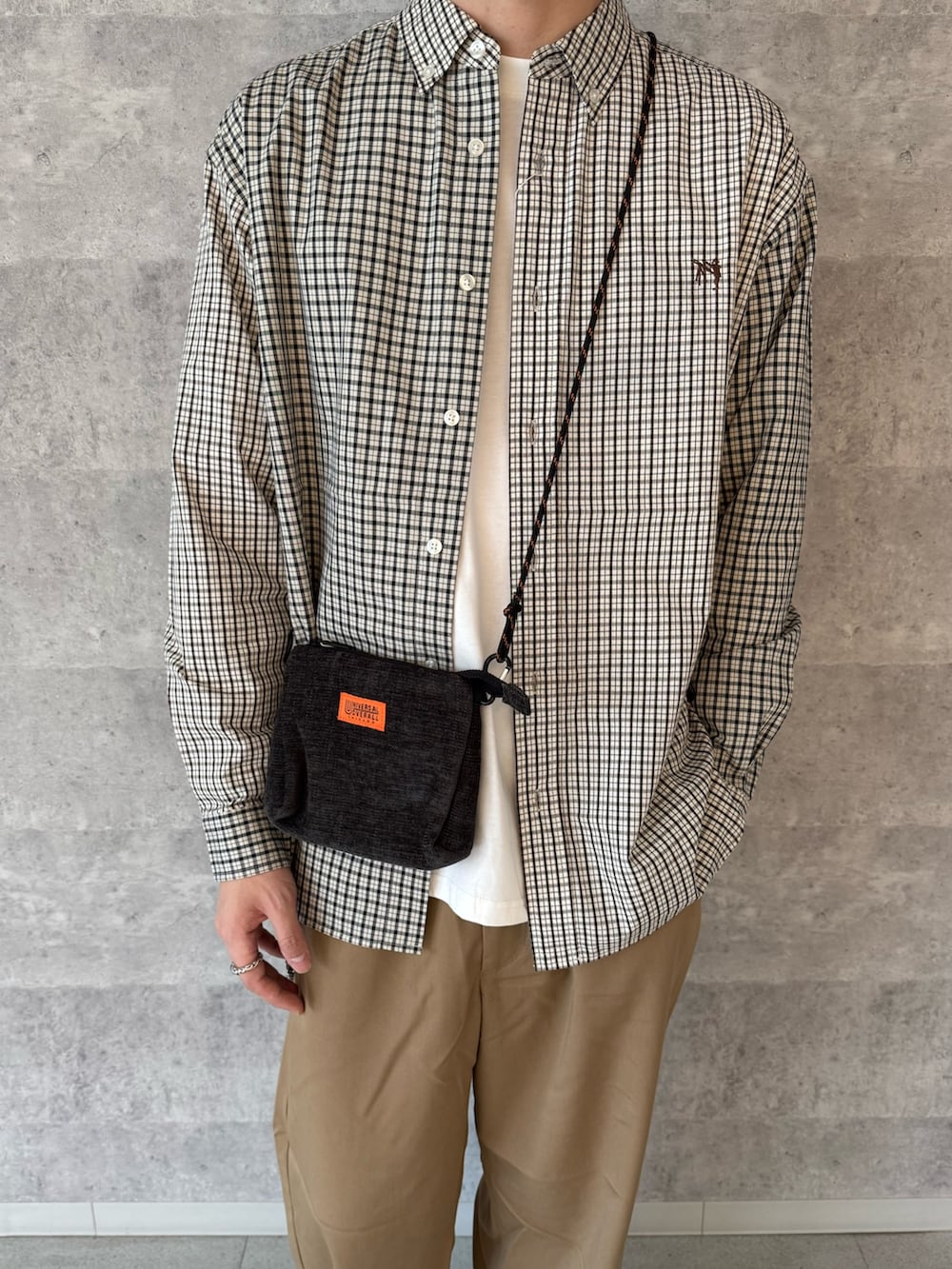 ホワイト系のシャツ/ブラウス、ホワイト系のTシャツ/カットソー、ベージュ系のその他パンツを着用したメンズの秋コーディネートの2枚目の写真