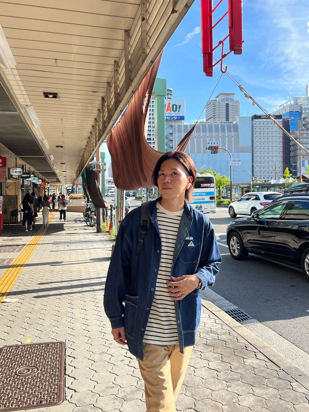 「FREDY&GLOSTER、GEVACO、SALOMON、uncoeur、ボーダー、デニム、デニムシャツ、シェフパンツ、リュック、休日スタイル、ロンT、カジュアルコーデ、スニーカーコーデ、天王寺」｜「GEVACOの【GEVACO/ゲバコ】デニムショールカラーワークシャツ カバーオール（シャツ/ブラウス、ブルー系）」を使った、ふなさん（メンズ・178cm）の秋コーディネートの4枚目の写真