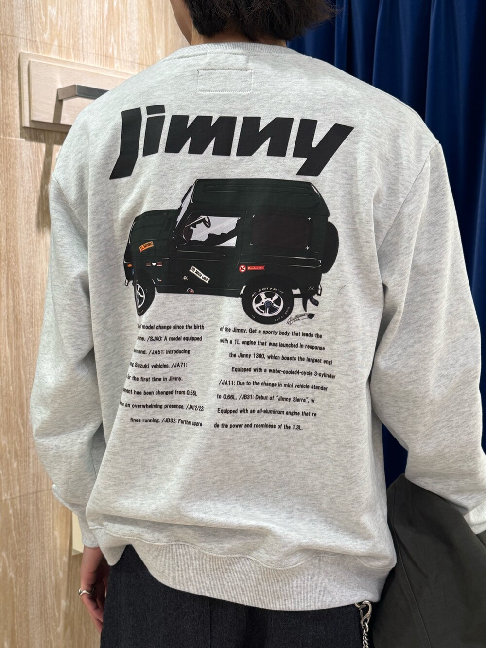 グレー系のスウェット、グリーン系のブルゾンを着用したメンズの冬コーディネートの4枚目の写真