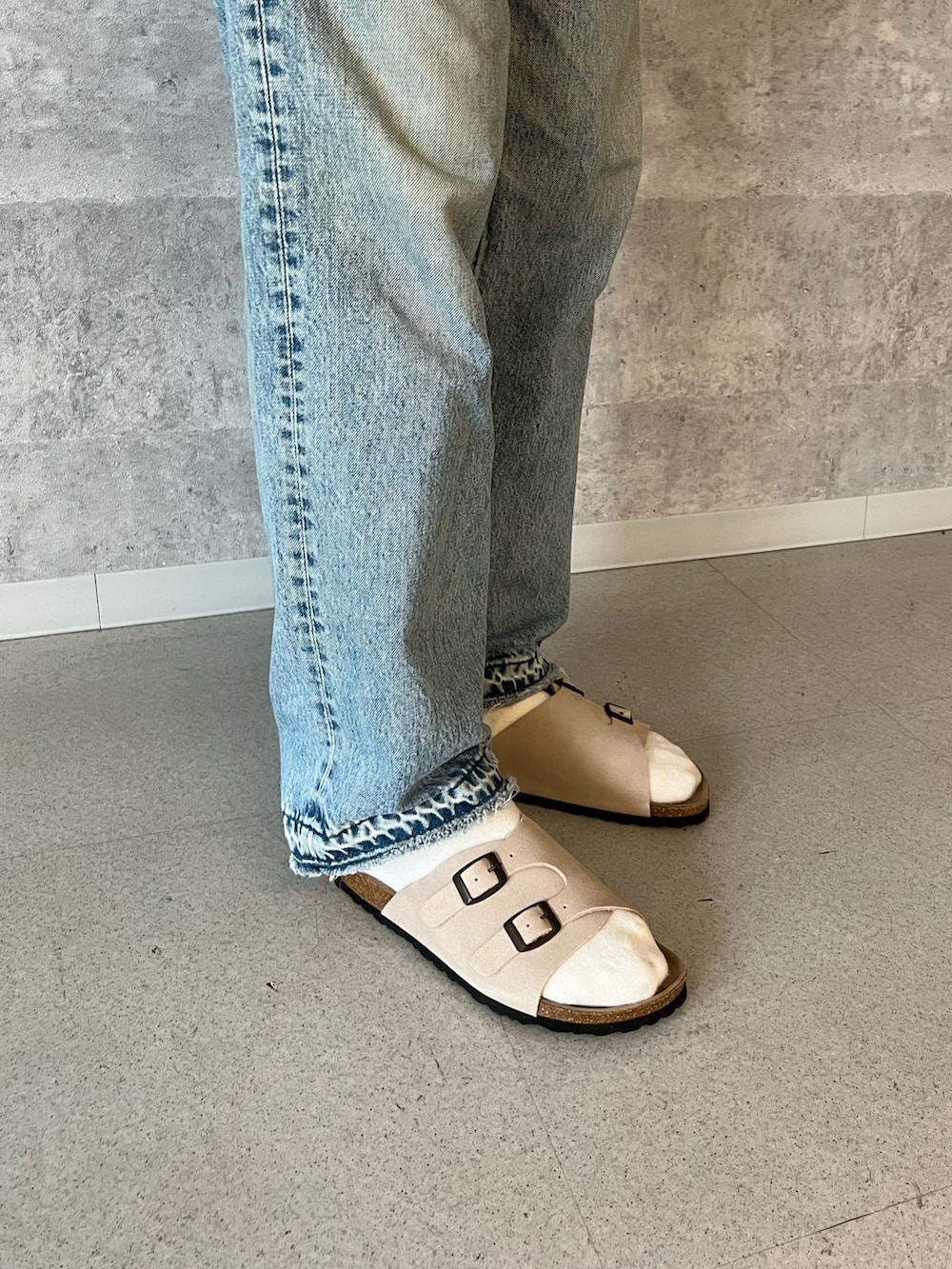 「FREDY&GLOSTER、smith's、orslow、シンプルコーデ、カジュアルコーデ、カーディガン、サマーカーディガン、デニムパンツ、サンダル、サンダルコーデ、天王寺、天王寺ミオ」｜「GLOSTERの【GLOSTER/グロスター】リネンライクカーディガン（カーディガン/ボレロ、パープル系）」を使った、ふなさん（メンズ・178cm）の春コーディネートの3枚目の写真
