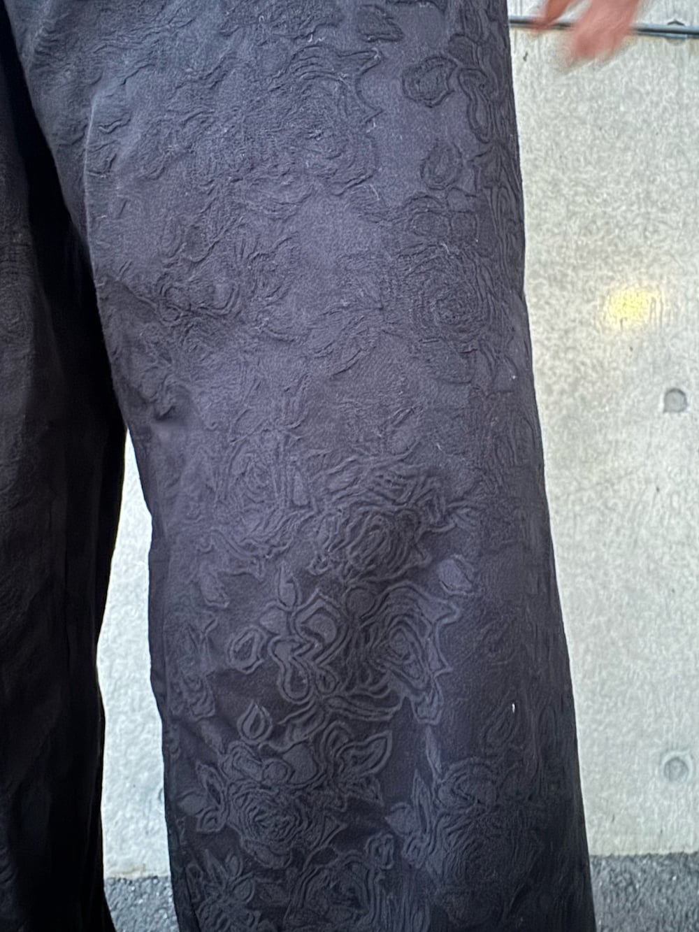 グリーン系のシャツ/ブラウス、ブラック系のその他パンツ、ホワイト系のTシャツ/カットソーを着用したメンズの夏コーディネートの4枚目の写真