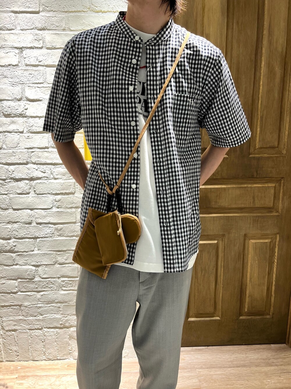 ブルー系のシャツ/ブラウス、グレー系のその他パンツ、ベージュ系のショルダーバッグを着用したメンズの夏コーディネートの2枚目の写真