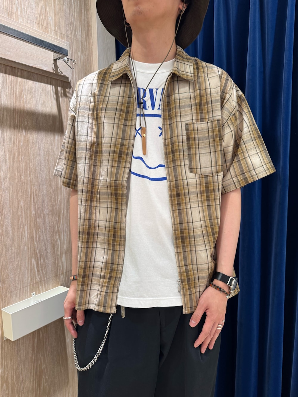 ベージュ系のシャツ/ブラウス、ホワイト系のTシャツ/カットソーを着用したメンズの夏コーディネートの2枚目の写真