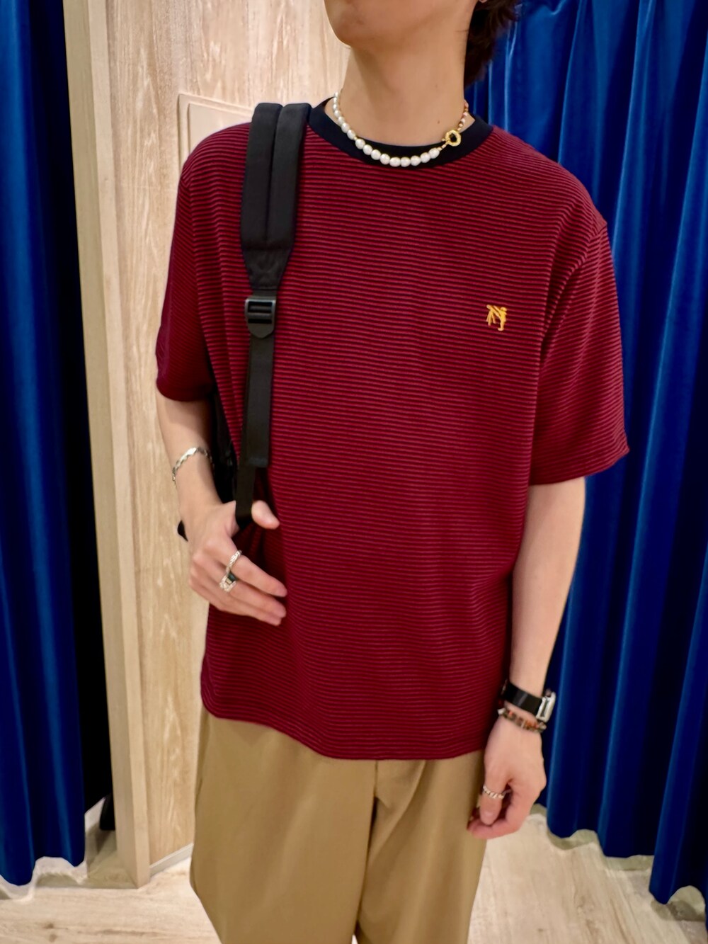 ピンク系のTシャツ/カットソー、ブラック系のバックパック/リュックを着用したメンズの夏コーディネートの2枚目の写真