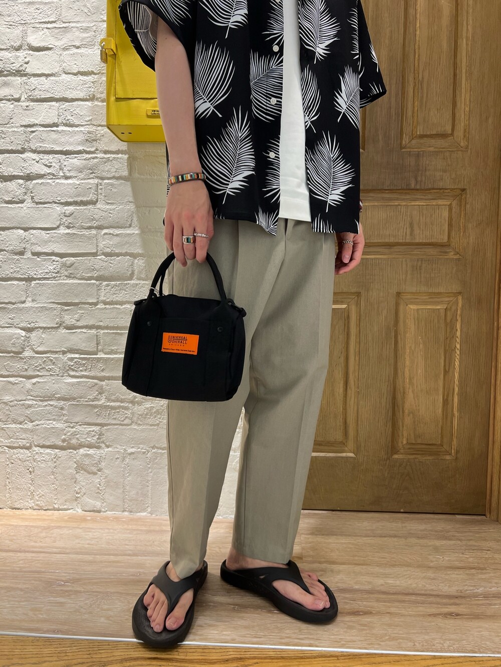 「FREDY&GLOSTER、universaloverall、oofos、GEVACO、柄シャツ、リゾートスタイル、スラックス、サンダル、ショルダーバッグ、トートバッグ、シャツスタイル、シャツコーデ、天王寺」｜「GLOSTERの【GLOSTER/グロスター】レギュラーカラー リーフ柄シャツ アロハ ボタニカル ビッグシルエット（シャツ/ブラウス、ブラック系）」を使った、ふなさん（メンズ・178cm）の夏コーディネートの3枚目の写真