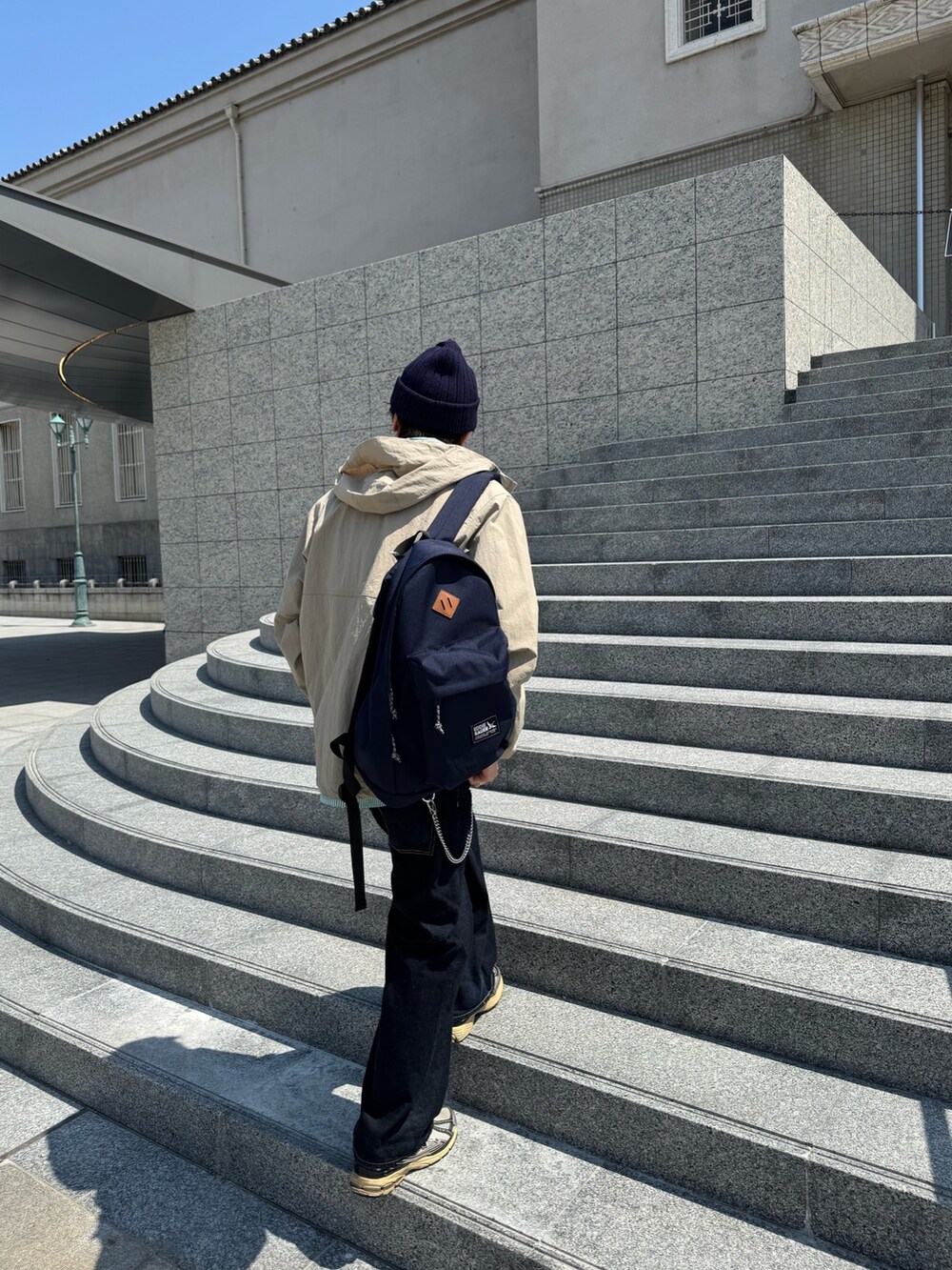 「メガネ男子、ストライプシャツ、春色、休日スタイル、スニーカー、お出かけコーデ、アウトドアスタイル、ニット帽、FREDY&GLOSTER、franklinclimbing、halo commodity、New Balance、GEVACO、マウンテンパーカー、KELTY」｜「Franklin Climbingの【Franklin Climbing/フランクリンクライミング】マウンテンジャケット UV/撥水（ブルゾン、グレー系）」を使った、ふなさん（メンズ・178cm）の春コーディネートの3枚目の写真