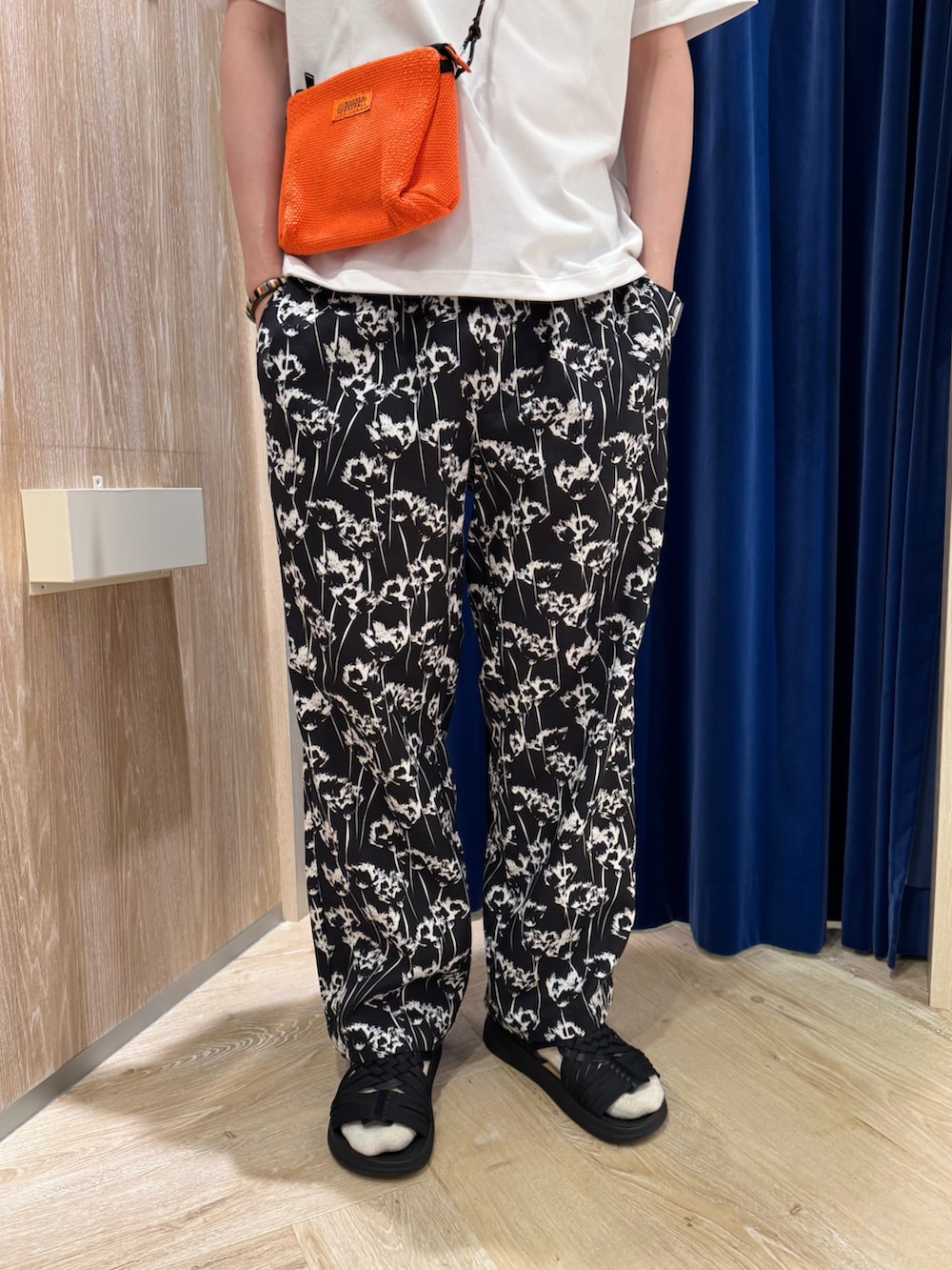 ホワイト系のTシャツ/カットソー、ブラック系のその他パンツ、ブラック系のサンダルを着用したメンズの夏コーディネートの3枚目の写真
