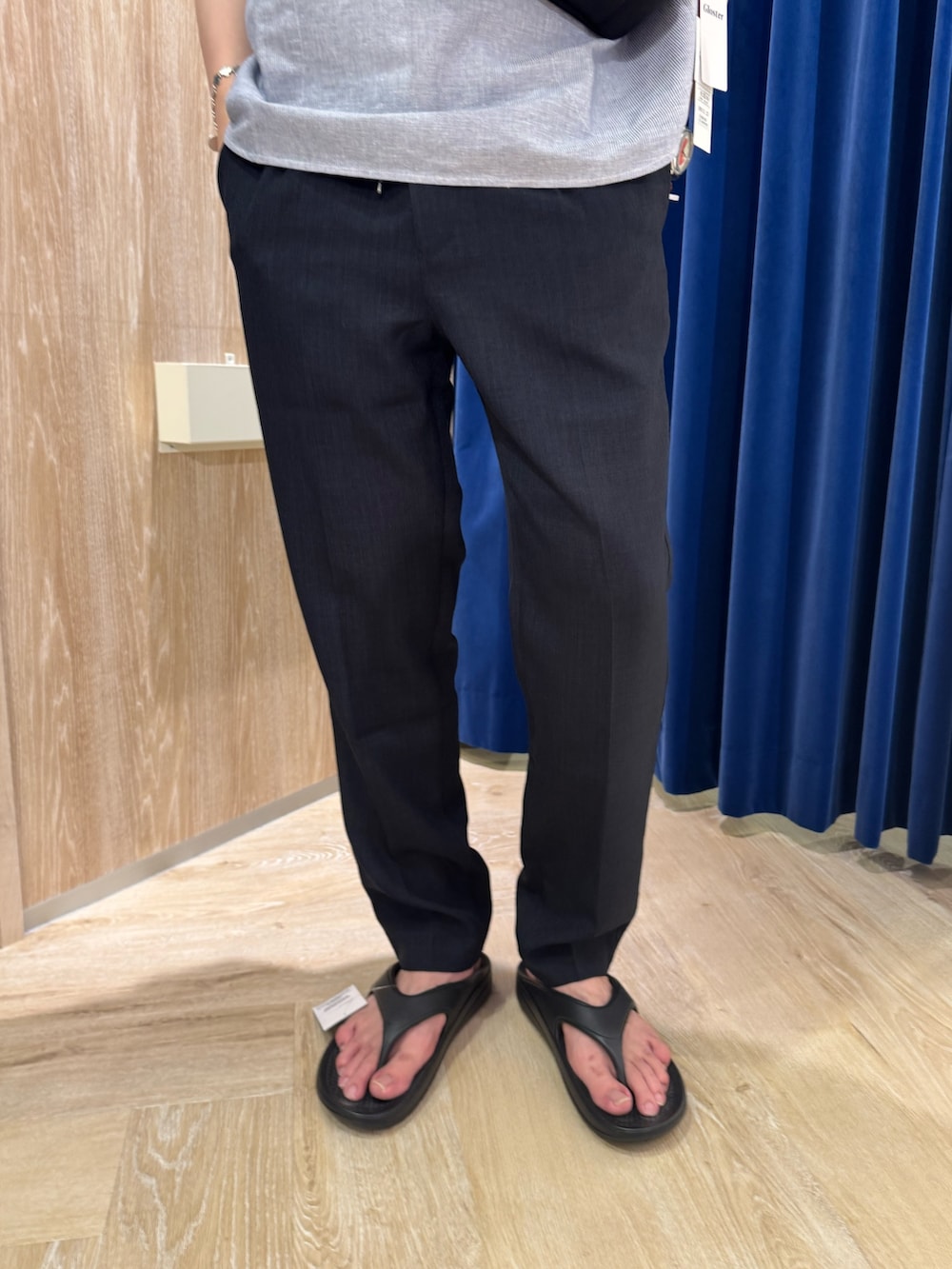 「FREDY&GLOSTER、GEVACO、NICK GEAR、MEI、uncoeur、丸襟、丸襟シャツ、リネンシャツ、リネンパンツ、シンプルコーデ、夏コーデ、サンダル、お出かけコーデ、キャップ、リカバリーサンダル」｜「GEVACOの【GEVACO/ゲバコ】コットンリネン プルオーバーシャツ ワンポイントロゴ ストライプ（シャツ/ブラウス、ブラック系）」を使った、ふなさん（メンズ・178cm）の夏コーディネートの2枚目の写真