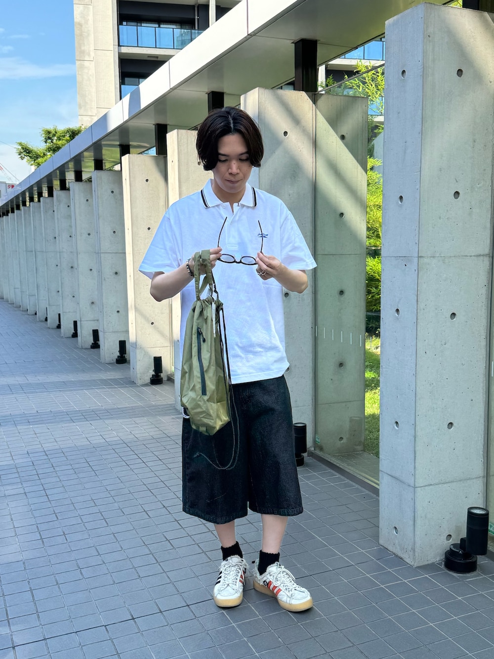 「FREDY&GLOSTER、converse、ジャックパーセル、adidas、ポロシャツ、ポロシャツコーデ、ハーフパンツ、デニム、デニムパンツ、ライトオンス、夏コーデ、シンプルスタイル、メンズファッション、初夏コーデ、メンズコーデ」｜「JACK PURCELLの【Jack Purcell/ジャックパーセル】鹿の子 ラインポロシャツ ワンポイント（ポロシャツ、ホワイト系）」を使った、ふなさん（メンズ・178cm）の夏コーディネートの2枚目の写真