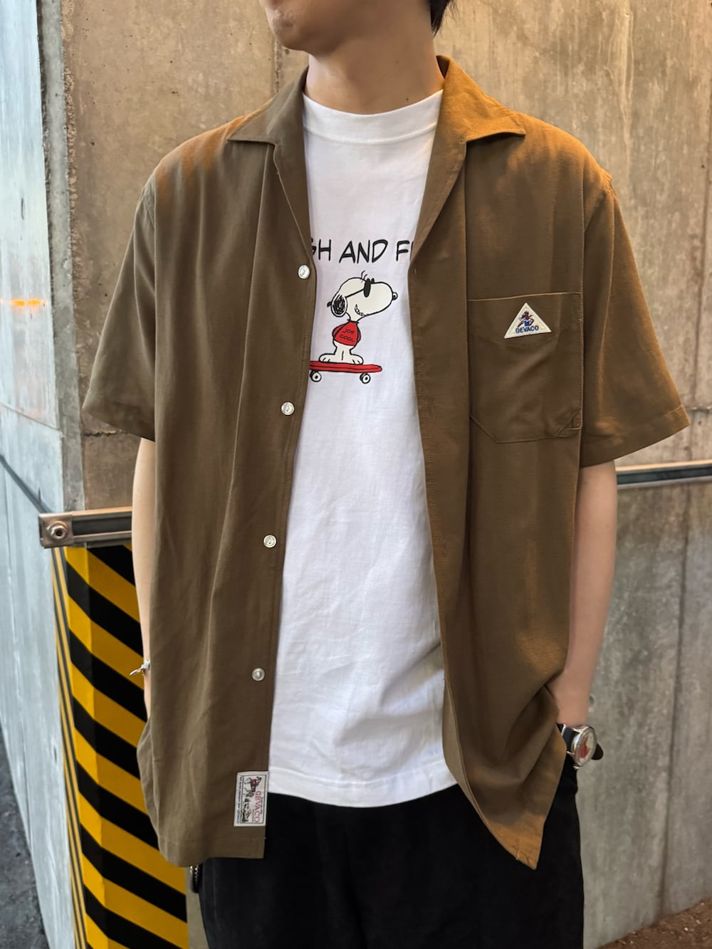 グリーン系のシャツ/ブラウス、ブラック系のその他パンツ、ホワイト系のTシャツ/カットソーを着用したメンズの夏コーディネートの2枚目の写真