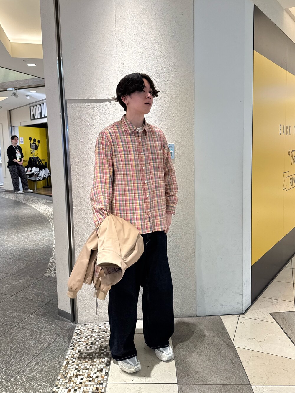 「FREDY&GLOSTER、eddiebauer、salomon、SALOMON、春コーデ、ファッションを楽しもう、カジュアルスタイル、カジュアルコーデ、メンズコーデ、スイングトップ、スイングトップブルゾン、チェックシャツ、デニムパンツ、天王寺、天王寺ミオ」｜「GLOSTERの【GLOSTER/グロスター】ガーゼライクチェックシャツ レギュラーカラー（シャツ/ブラウス、ピンク系）」を使った、ふなさん（メンズ・178cm）の春コーディネートの5枚目の写真