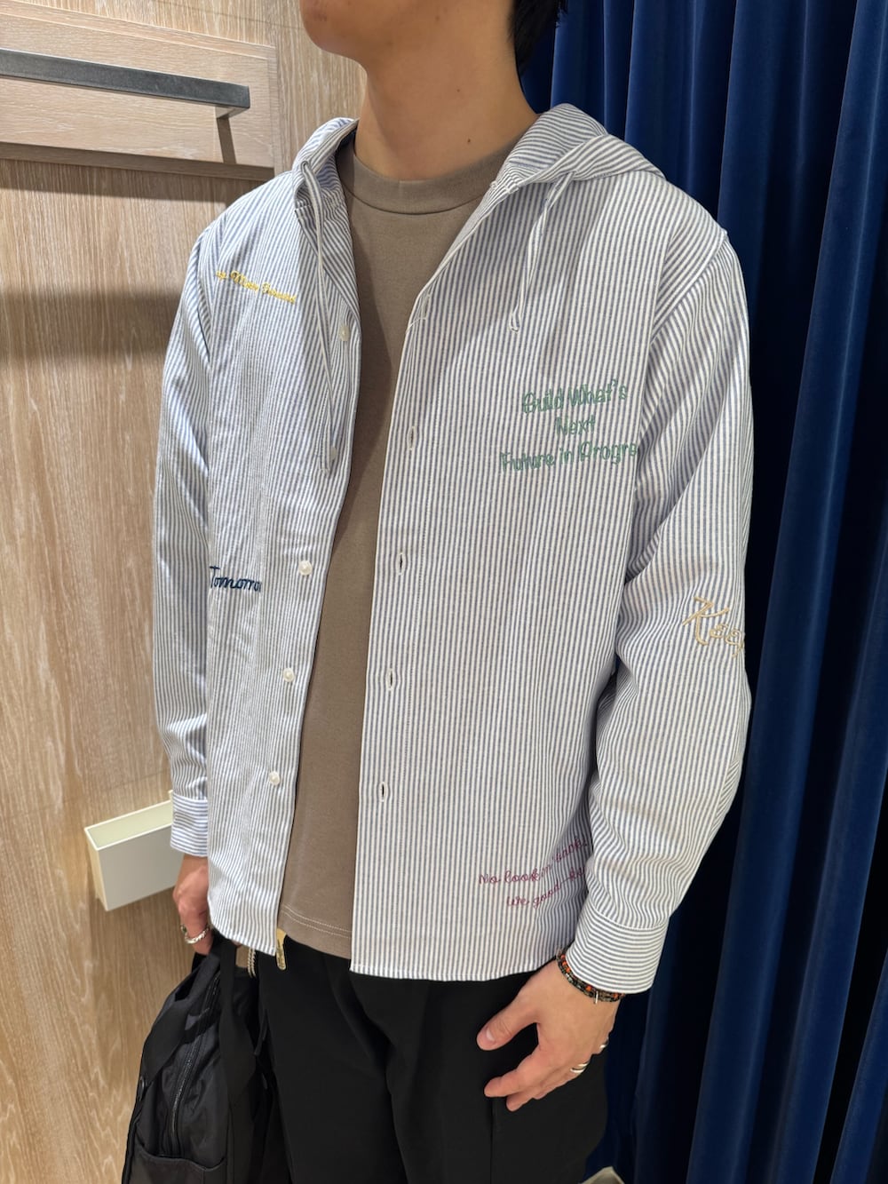 ブルー系のシャツ/ブラウス、ベージュ系のTシャツ/カットソー、ブラック系のボディバッグ/ウエストポーチを着用したメンズの秋コーディネートの2枚目の写真