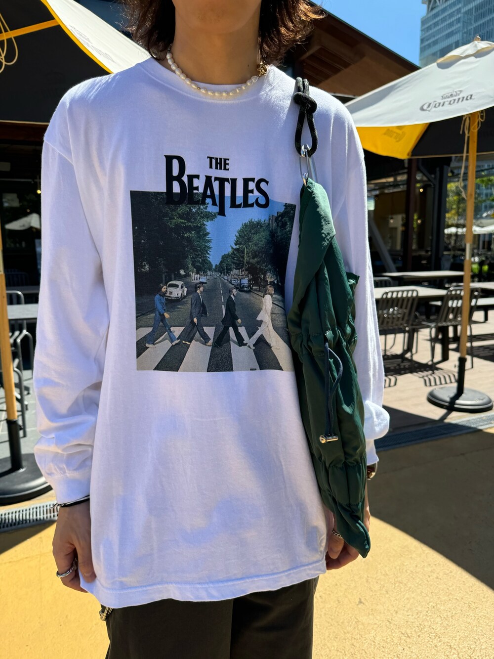 ホワイト系のTシャツ/カットソー、グレー系のチノパンツを着用したメンズの秋コーディネートの2枚目の写真