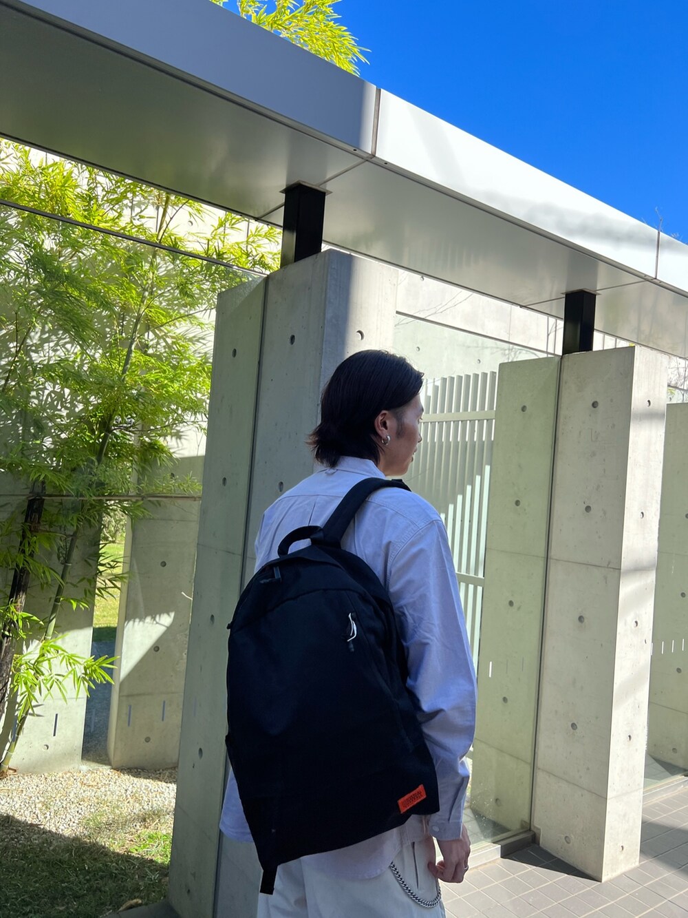 ベージュ系のシャツ/ブラウス、ホワイト系のその他パンツ、ブラック系のバックパック/リュックを着用したメンズの秋コーディネートの3枚目の写真