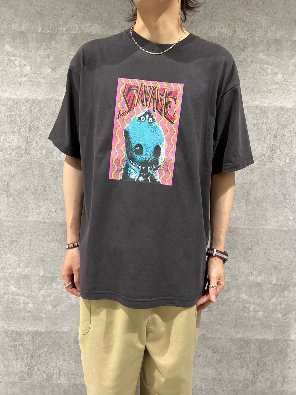 ブラック系のTシャツ/カットソー、ベージュ系のその他パンツを着用したメンズの夏コーディネートの2枚目の写真