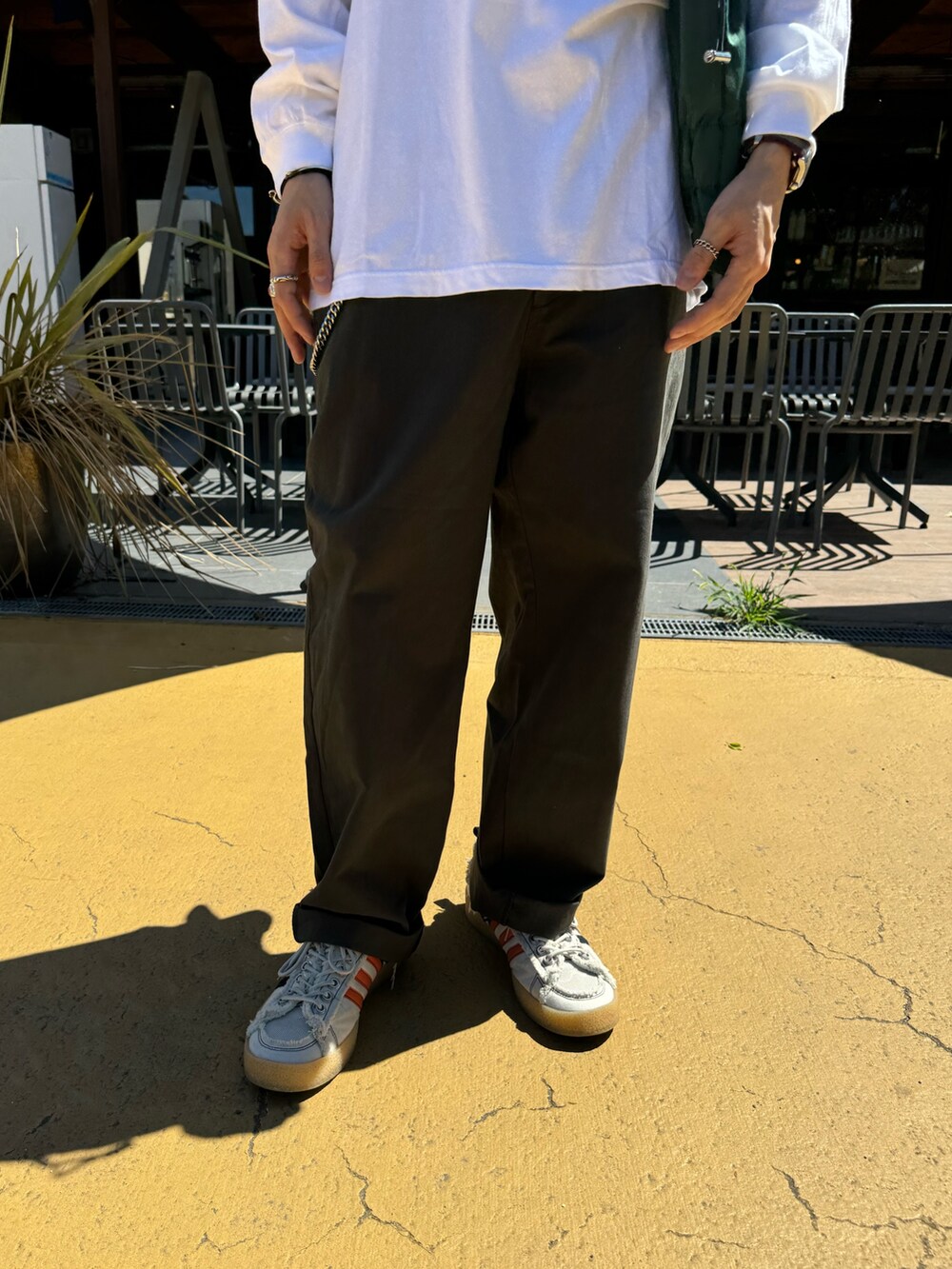 ホワイト系のTシャツ/カットソー、グレー系のチノパンツを着用したメンズの秋コーディネートの3枚目の写真