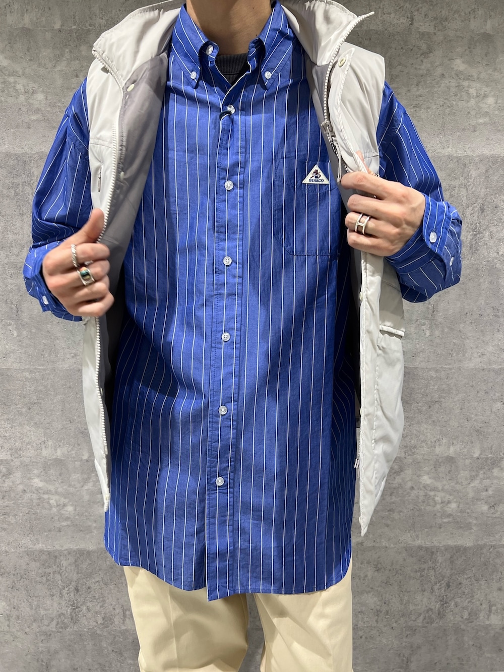 「FREDY&GLOSTER、GEVACO、Dickies、モンスターベスト、ベストコーデ、シャツスタイル、チノパン、カジュアルコーデ、天王寺、天王寺ミオ」｜「GEVACOの【GEVACO/ゲバコ】タイプライター ストライプシャツ 長袖 ボタンダウン ダディシャツ（シャツ/ブラウス、ブルー系）」を使った、ふなさん（メンズ・178cm）の春コーディネートの2枚目の写真