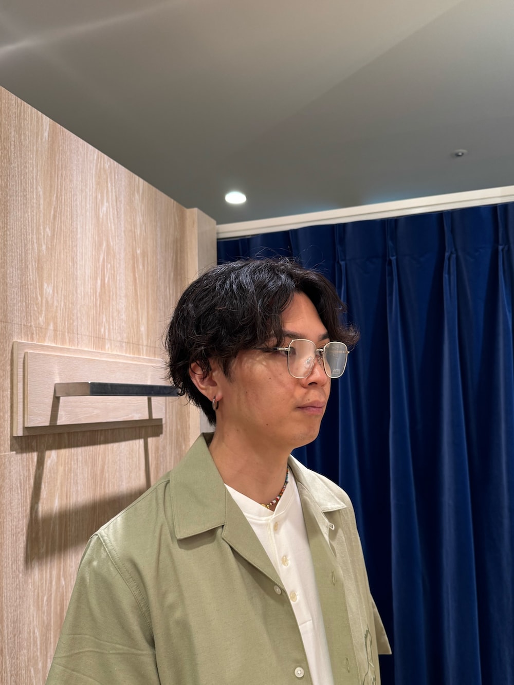 グリーン系のシャツ/ブラウス、ホワイト系のTシャツ/カットソー、ブラック系のその他パンツを着用したメンズの夏コーディネートの5枚目の写真